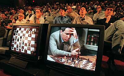 El campeón del mundo Garry Kasparov se enfrenta a Deep Blue, 1997