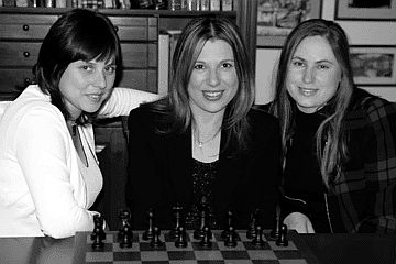 Las hermanas Polgár: Sofia (Maestro Internacional), Judit (Gran Maestro) y Zsuzsa (Gran Maestro)